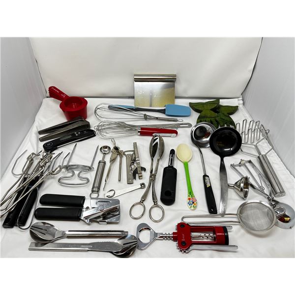 Mixed lot of kitchen utensils and tools