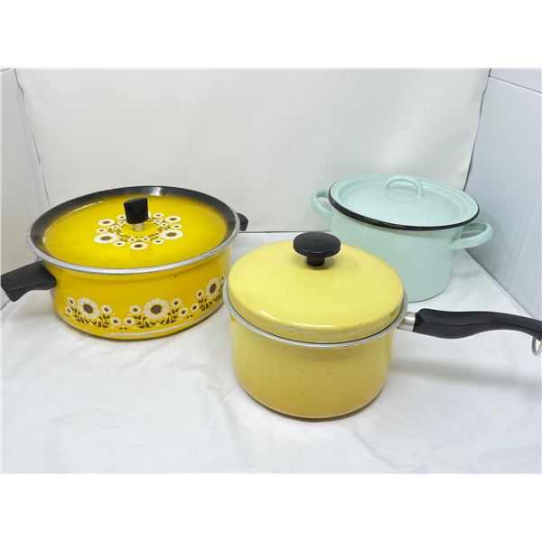 Lot of vintage cooking pots