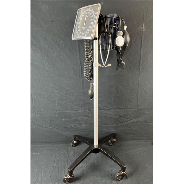 Doctors blood pressure cuff set & stethescope