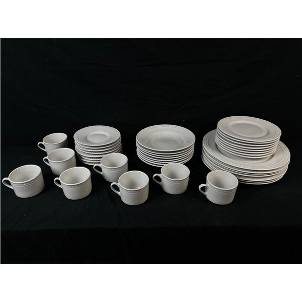 8 service set of kitchen plates, cups and saucers