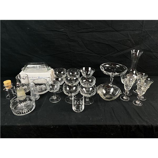 Mixed lot of household glass ware.