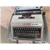 Image 2 : Olivetti Studio 45 Typewriter