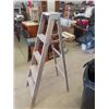 Image 1 : Wooden Step Ladder