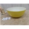 Image 3 : Pyrex Mixing Bowl, Chalkware Dog, Fisher Price Radio