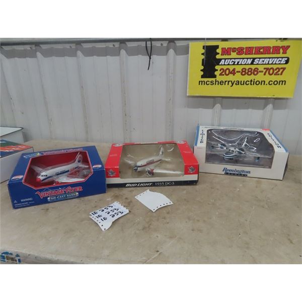 3 Die Cast Planes 1/200 Scale ; 1) Reminton Gearbox Bank, 1) Pepsi Vintage Flyer Bank, 1) Budlight D