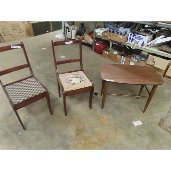 2 Dining Room Chairs & End Table 21" x 28" x 17"