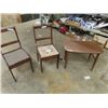 Image 1 : 2 Dining Room Chairs & End Table 21" x 28" x 17"