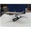 Image 1 : Canadian Plane Display Boeinng 747-475 - Plastic 21" x 20"