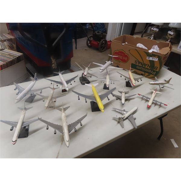 14 Plastic Plane Displays - Biggest 12  X 14 