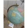 Image 3 : Globe & Desk Lamp