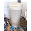 Image 1 : **White Cylindrical Rain Barrel w/Cover