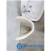 Image 3 : **Porcelain Pedestal Sink