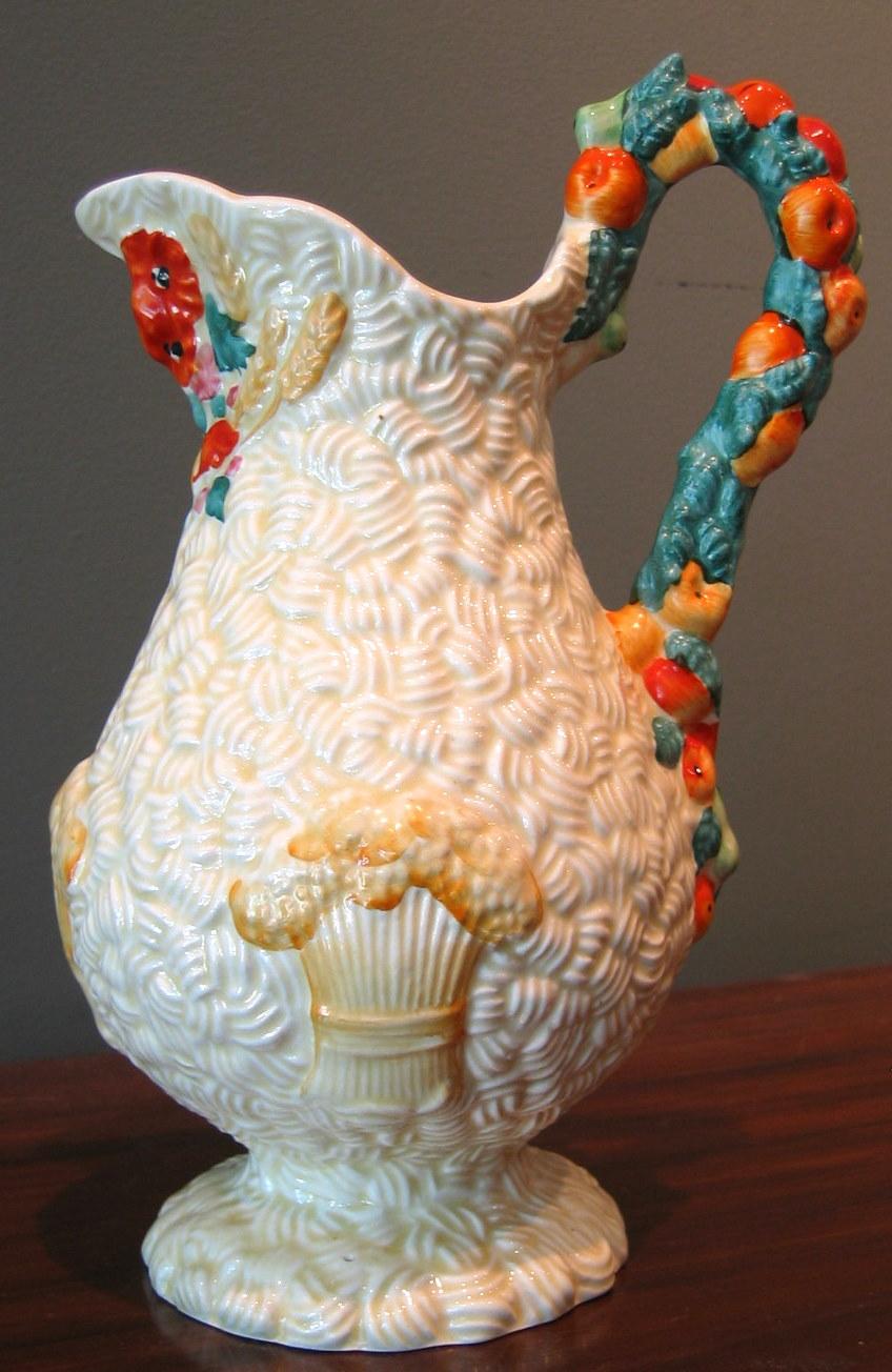 Four pieces Clarice Cliff pottery, c.1930's