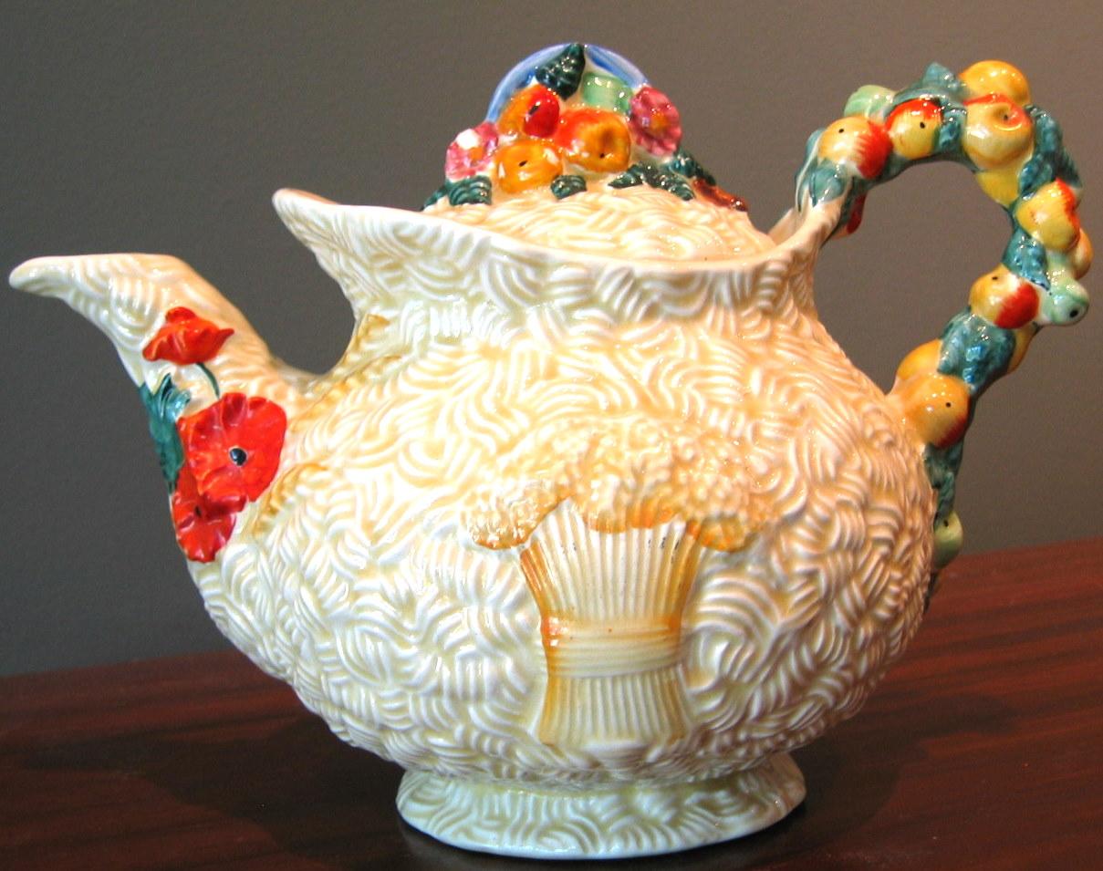 Four pieces Clarice Cliff pottery, c.1930's