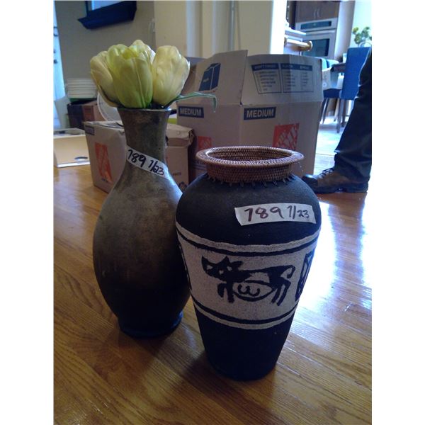 2 Vases