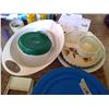 Image 3 : Lot of Misc. Kitchen Items - Plastic Bowls, Glass Dishes/Trays