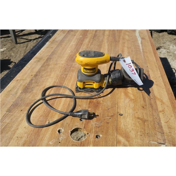 Dewalt Palm Sander - D26441