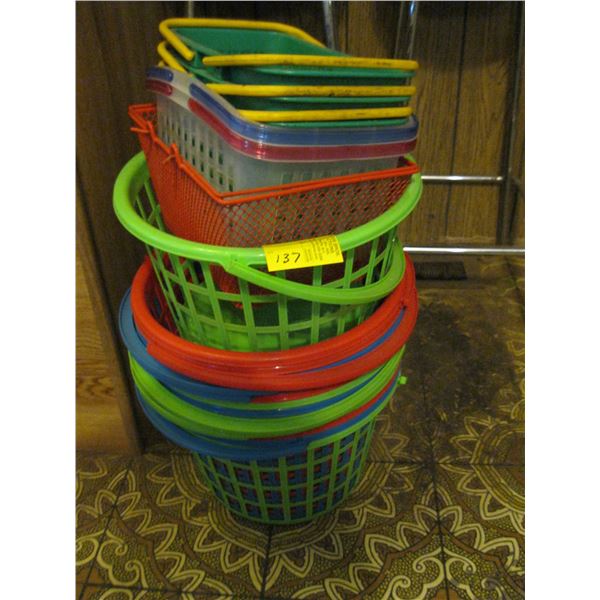 LOT OF ASSORTED PLASTIC BASKETS