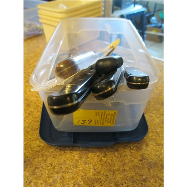 CONTAINER OF NEW KNIVES .