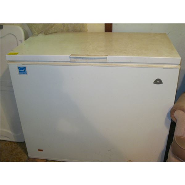 SMALL WHITE WESTINGHOUSE CHEST FREEZER - 22" (L) x 41.5" (W) x 34" (H)