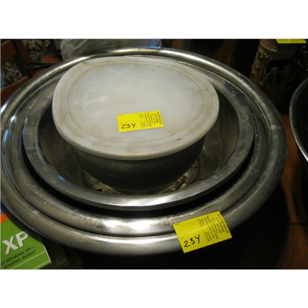 LARGE SET OF MIXING BOWLS & A SMALLER SET OF MIXING BOWLS W/LIDS