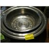 Image 2 : LARGE SET OF MIXING BOWLS & A SMALLER SET OF MIXING BOWLS W/LIDS