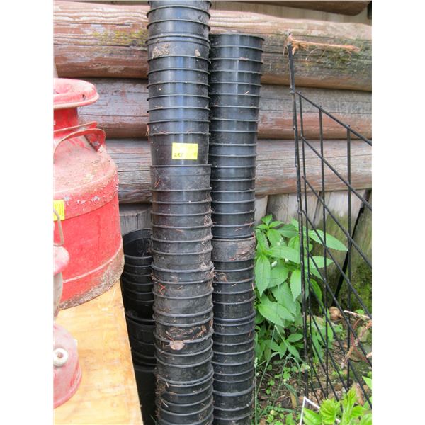 LOT OF PLANTER POTS