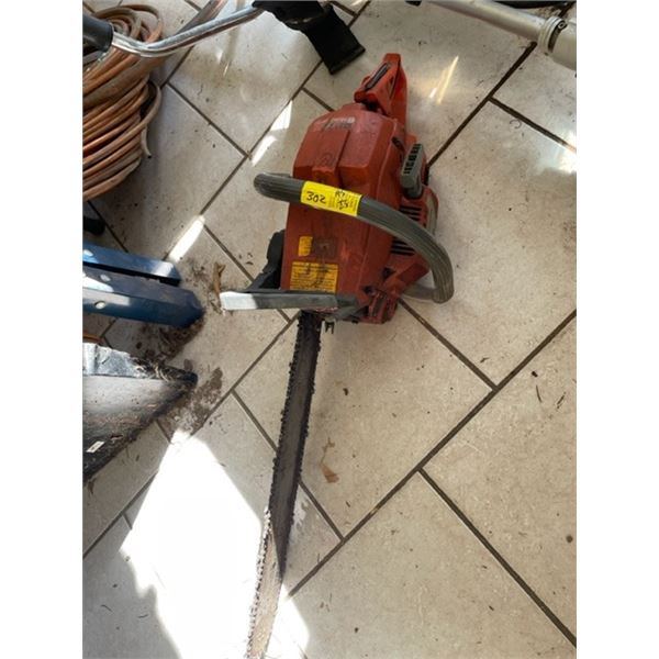 'AS IS' HUSQVARNA 257 CHAINSAW (LOOKS LIKE IT NEEDS NEW HANDLE)