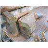 Image 3 : 4 - VICES & A PIECE OF RAILWAY IRON