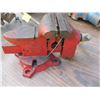 Image 4 : 4 - VICES & A PIECE OF RAILWAY IRON