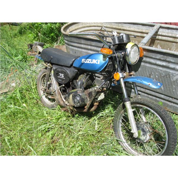 SUZUKI 75 MOTORCYCLE, MOTOR SEIZED, (MANUFACTURED IN 1976) (NO REGISTRATION)