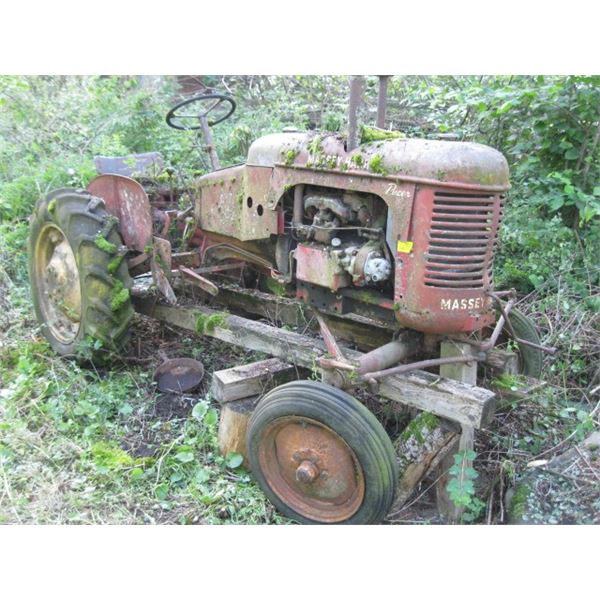 MASSEY HARRIS PACER TRACTOR (NOT RUNNING/NOT SEIZED)