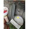 Image 3 : LOT OF CHICKEN WIRES & FEEDERS