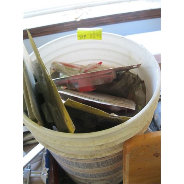 BUCKET OF ASSORTED PAINT BRUSHES & PAINTING SUPPLIES