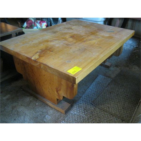 WOODEN COFFEE TABLE & 2 PADDED LIFTTOP STOOLS