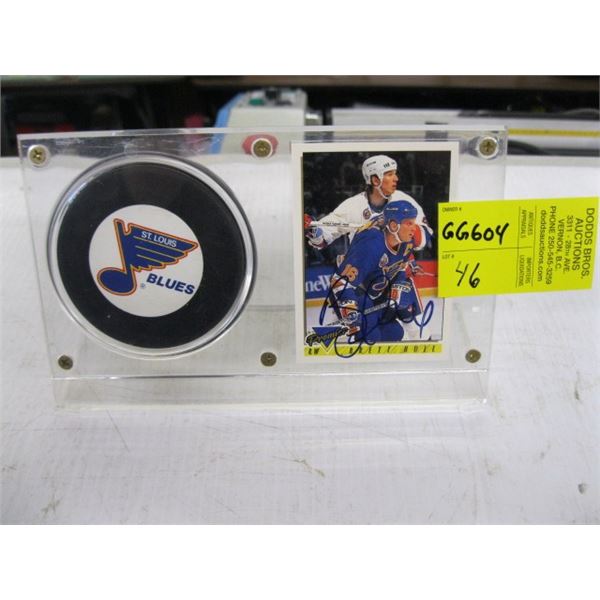 PLASTIC ENCASED SIGNED BRETT HULL HOCKEY CARD W/PUCK