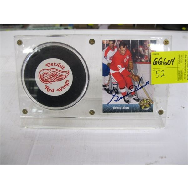 ENCASED AND SIGNED GORDIE HOWE HOCKEY CARD W/PUCK