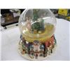 Image 2 : CHRISTMAS THEME MUSICAL WATER GLOBE