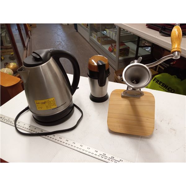 ELECTRIC HAMILTON BEACH KETTLE, COFFEE GRINDER & A SMALL MEAT GRINDER