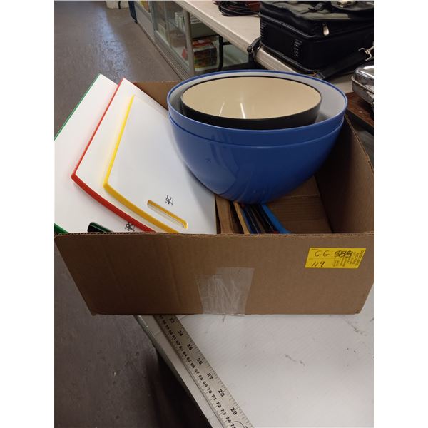 BOX W/3 CUTTING BOARDS, PLASTIC BOWLS & KITCHENWARE