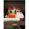 Image 1 : FLAT OF COLLECTABLE HOUSE, CARS AND LITTLE MEN