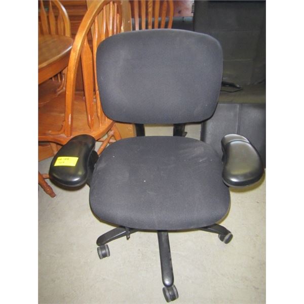 BLACK COMPUTER CHAIR WITH ADJUSTABLE ARMS