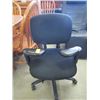 Image 2 : BLACK COMPUTER CHAIR WITH ADJUSTABLE ARMS