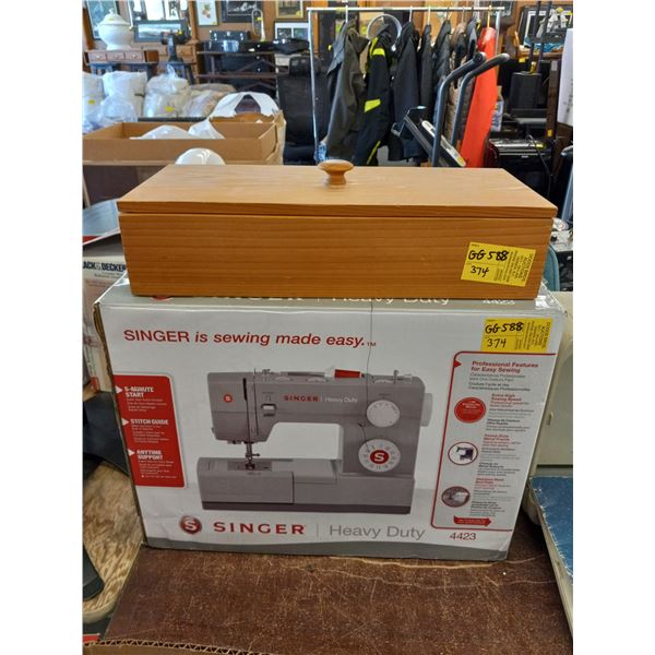 SINGER HD SEWING MACHINE IN BOX WITH SMALL WOOD CONTAINER OF SEWING ITEMS