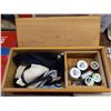 Image 3 : SINGER HD SEWING MACHINE IN BOX WITH SMALL WOOD CONTAINER OF SEWING ITEMS