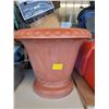 Image 1 : LARGE PLASTIC PLANTER
