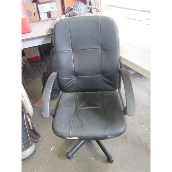 BLACK ROLLING COMPUTER CHAIR