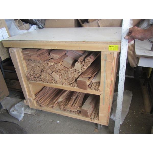 ROLLING WORK COUNTER WITH DOLL HOUSE BUILDING MATERIALS