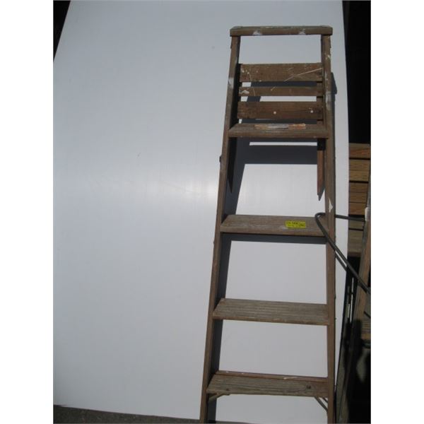 5' WOODEN FOLDING STEP LADDER