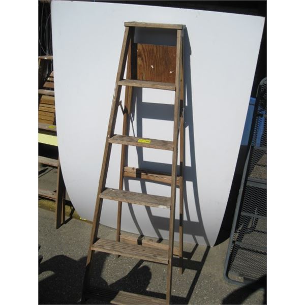 6' WOODEN FOLDING STEP LADDER